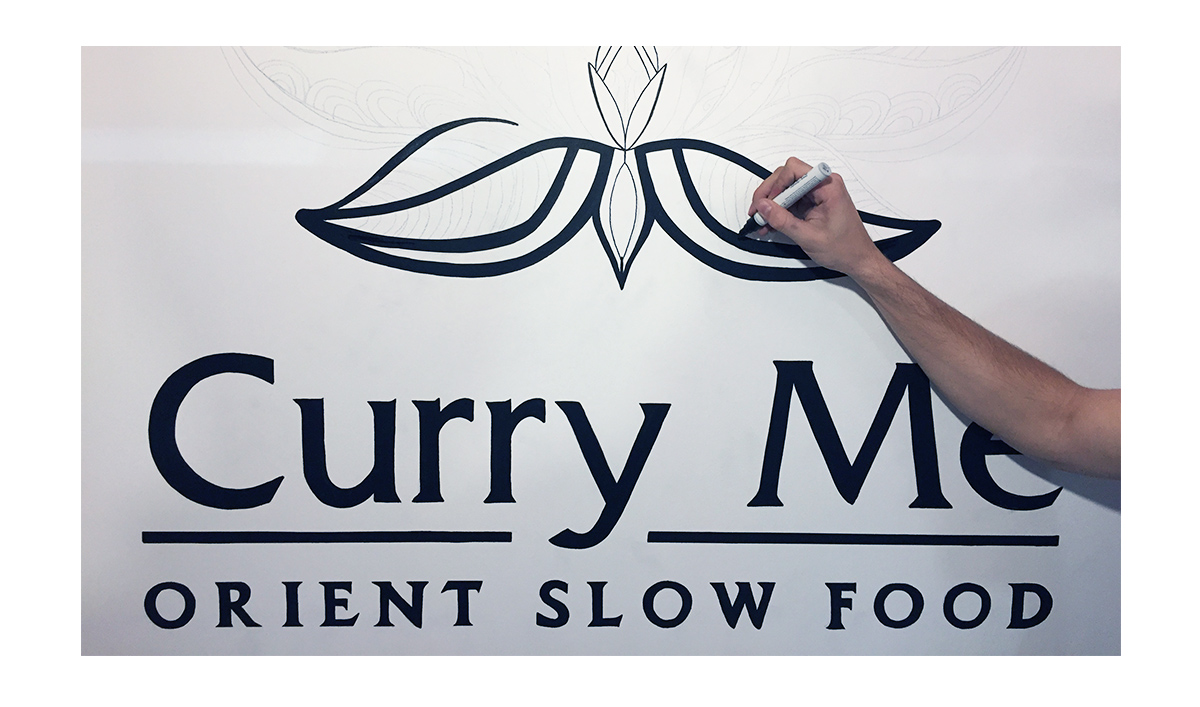 Curry Me Oriental Slow Food - Grafika logo na ścianie