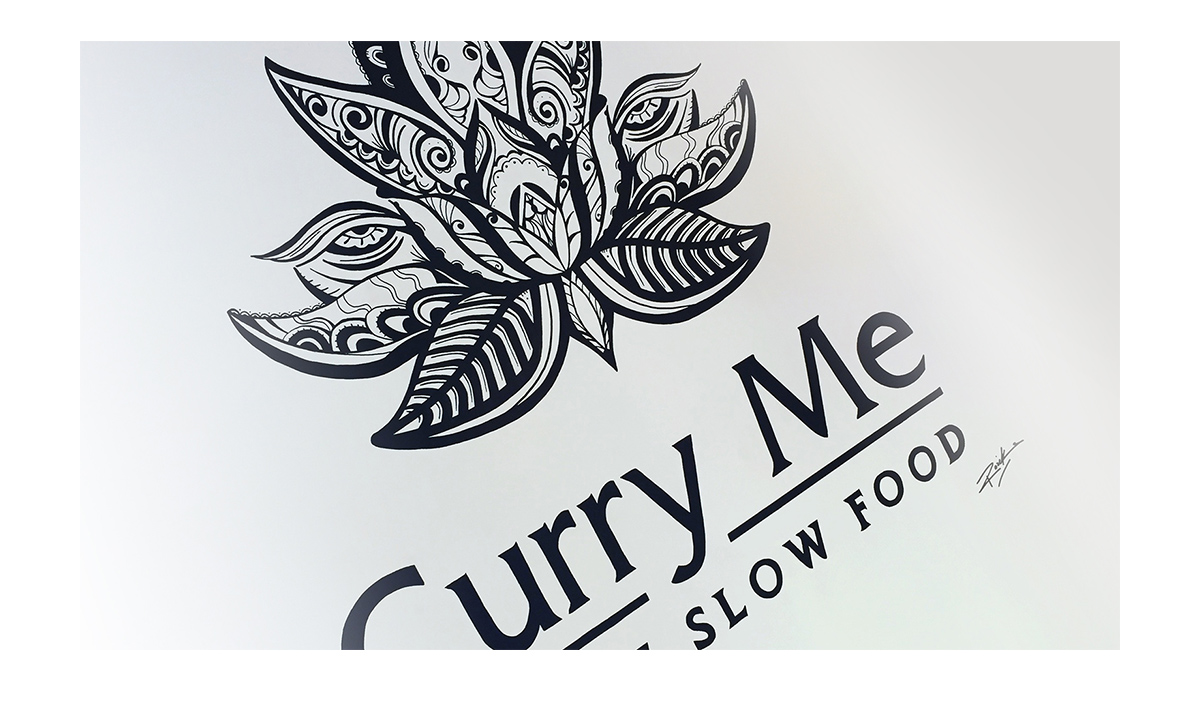 Curry Me Oriental Slow Food - Grafika logo na ścianie