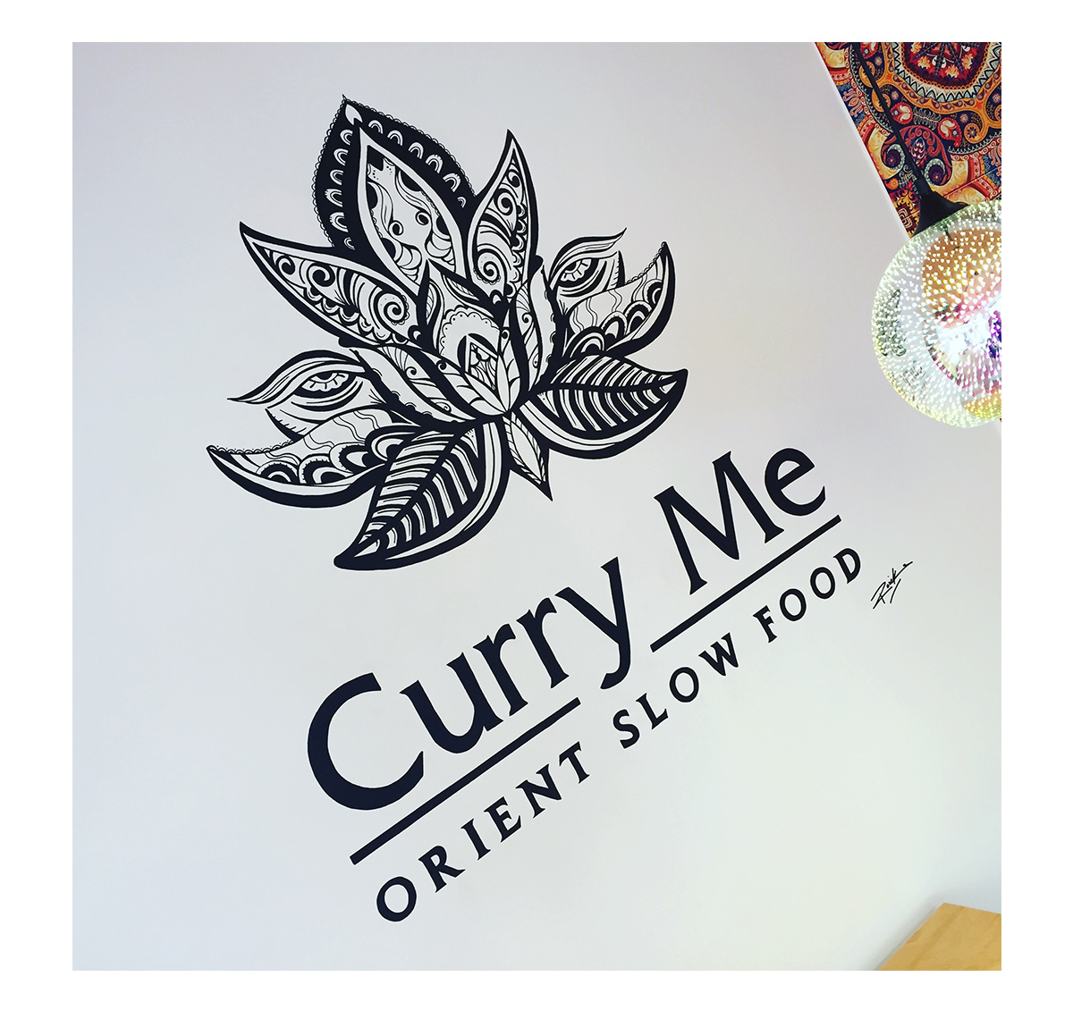 Curry Me Oriental Slow Food - Grafika logo na ścianie