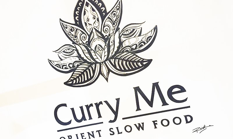 Curry Me Oriental Slow Food - Grafika logo na ścianie - Kreatywne studio projektowe